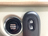 【キーレススタートシステム】カバンやポケットに入れたままでもドアの施錠・解錠が可能なスマートキーを装備。エンジンのオン・オフ時もカギを取り出す必要が無いからとっても便利です♪