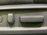 【パワーシート】スイッチ一つで簡単にシートの微調整が可能!電動だから力もいりません!快適なシートポジションにセットして、快適なドライブをお楽しみください。