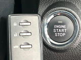 【アクセスキー&プッシュスタート】カバンやポケットに入れたままでもドアの施錠・解錠が可能なスマートキーを装備。エンジンのオン・オフ時もカギを取り出す必要が無く、ボタンをプッシュするだけでOK♪