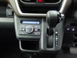 エアコン・スイッチ類は分かりやすく配置されています。シフトレバーのすぐ下あたりに小物入れが付いていて、スマホや財布・キーなどをサッと置けます。
