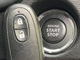 【キーレススタートシステム】カバンやポケットに入れたままでもドアの施錠・解錠が可能なスマートキーを装備。エンジンのオン・オフ時もカギを取り出す必要が無いからとっても便利です♪