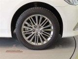 純正のアルミホイール装着車です。タイヤサイズは215/55R17です。