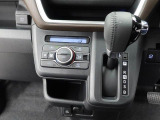 エアコン・スイッチ類は分かりやすく配置されています。またシフトレバーのすぐ下あたりに小物入れが付いています。