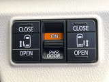 【両側パワースライドドア】スマートキーや運転席のスイッチで後席両側スライドドアの開閉が可能♪電動だから力を入れてドアを開ける必要が無く、小さなお子様でも簡単に開け閉めでき快適です♪