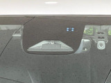 【ホンダセンシング】走行中に前方の車両等を認識し、衝突しそうな時は警報とブレーキで衝突回避と被害軽減をアシスト。より安全にドライブをお楽しみいただけます。