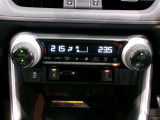 左右独立温度コントロールフルオートエアコンです。運転席、助手席それぞれで独立して温度設定ができます。冷え性の方が乗っても安心ですね♪