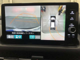 全方位モニター付きです。クルマを上空から見た映像を投影するので、後方だけでなく車両周辺の確認も可能です。