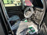 運転席はこちらです。プライベートな車内なのでリラックスできる空間を。