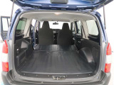 【トランクルーム】荷室の広さも十分です!シートアレンジでシートを畳めば長い荷物だって積めますね。シートアレンジの操作方法など、お気軽にご相談下さい。