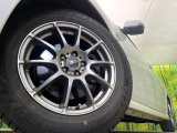 【16インチアルミホイール】外観にマッチしたアルミホイールを装着しております。各種アルミホイールや、スタッドレスタイヤも取扱いしております。是非ご相談ください♪