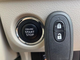 【キーレススタートシステム】カバンやポケットに入れたままでもドアの施錠・解錠が可能なスマートキーを装備。エンジンのオン・オフ時もカギを取り出す必要が無いからとっても便利です♪
