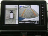 全周囲カメラで、クルマを上空から見下ろしているかのような映像を映し出します。周囲の状況がひと目でわかります!