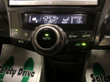オートエアコンです。温度を設定すれば、あとはクルマにおまかせ!車内を快適に保ってくれます。1つのダイヤルで空調操作が可能!このアイコニックなデザインは、プリウス&alpha;の特徴のひとつです!