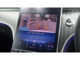 【360度カメラシステム】リバースと連動し、車両後方の映像をディスプレィに表示歪みの少ないカメラにより鮮明な画像で後退の運転操作をサポートします。