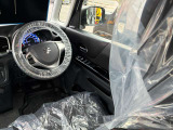 運転席はこちらです。プライベートな車内なのでリラックスできる空間を。
