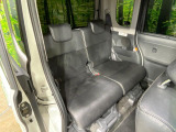 後部座席も気になるようなキズ・汚れやへたり等、大きなダメージはなく、良好な状態です。
