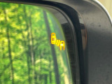 【ブラインドスポットワーニング】走行中、ドアミラーの死角になりやすい箇所に後続車が接近するとサイドミラー付近に警告を表示、ドライバーに注意喚起をしてくれます。