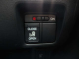 運転席からの開閉もでき、リモコンキーでも離れたところから開閉できますのでとても便利な装備になっています!
