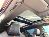 【サンルーフ】開放感たっぷりの希少装備、サンルーフが装着されています!車内に明かりを取り入れたり景色を楽しむ以外にも、車内の空気も簡単に換気できて快適です!