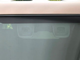 【スズキ セーフティサポート】走行中に前方の車両等を認識し、衝突しそうな時は警報とブレーキで衝突回避と被害軽減をアシスト。より安全にドライブをお楽しみいただけます。