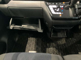 車検証入れになどにも使える便利な収納BOXあります。