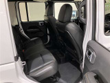 シート構造は後席の方が座り易い様に構造がアレンジされております。