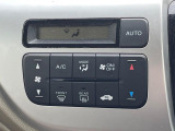 【オートエアコン】一度お好みの温度に設定すれば、車内の温度を検知し風量や温度を自動で調整。暑い&hellip;寒い&hellip;と何度もスイッチ操作をする必要はありません。快適な車内空間には必須の機能ですね♪