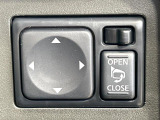 【電動格納ミラー】サイドミラーは電動格納式となっており、狭い駐車場でもキズがつくリスクを抑えられます。