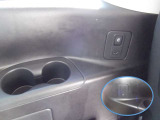 3列目シートのカップホルダー ・USB電源ポート装備です。 (助手席側にはスライドドア開閉スイッチ付きです。)