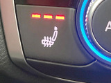 ●フロントシートヒーティング:運転席・助手席共に三段階で調節が可能なシートヒーターを装備しております。季節を問わず快適にご使用いただけます。