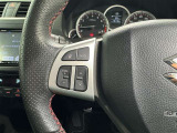 ステアリングスイッチ装備!運転しながら手元でオーディオの操作などができます。