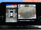 クルマを上空から見下ろしているような映像が画面に映し出されます。ミラーだけでは見え辛い箇所も含め、ひと目で周囲の状況がわかるためスムースに駐車できますね。安全な駐車の手助けになります!