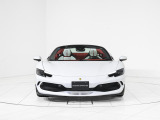 さらにRosso Ferrariを組み合わせたツートンレザー仕様により、単調にならない立体感と華やかさが加わり、フェラーリらしい情熱も感じていただける仕上がりです。