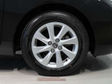 純正のアルミホイール装着車です。タイヤサイズは185/65R15です。