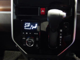 【インパネ周り】操作しやすい位置に配置されたオートエアコンです。パネル周りも目立つ傷はなく、清潔感のある状態を保っています。直感的に操作できる設計で、運転に集中しやすい環境です。