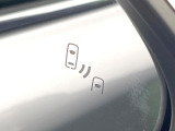 【ブラインドスポットモニター】走行中、ドアミラーの死角になりやすい箇所に後続車が接近するとサイドミラーのレンズに警告を表示!ドライバーに注意喚起をしてくれます。