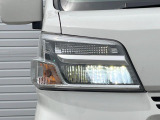 【LEDヘッドライト】悪天候や夜間走行時も良好な視界を確保し安心して運転できる高輝度LEDヘッドライトを装備!点灯速度が早く、消費電力も抑えられています。