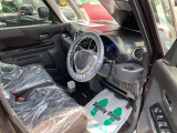 運転席はこちらです。プライベートな車内なのでリラックスできる空間を。