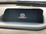 【8インチマツダコネクト】車内の雰囲気にマッチした大型のディスプレイ。スマホ接続でのナビ使用やBluetooth再生等、様々な機能が楽しめます。直感的なダイヤル操作が可能で、使い勝手も良好です。