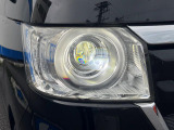 【LEDヘッドライト】悪天候や夜間走行時も良好な視界を確保し安心して運転できる高輝度LEDヘッドライトを装備!点灯速度が早く、消費電力も抑えられています。