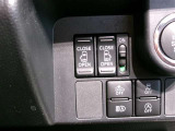 運転席からも操作できる両側パワースライドドア付きです。