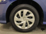 タイヤサイズは175/70R14です。ホイールはフルホイールキャップのスティールです。