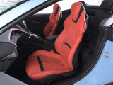インテリアにはRosso Ferrariレザーを採用し、外装とのコントラストが非常に美しい仕上がりです。