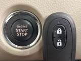 【キーレススタートシステム】カバンやポケットに入れたままでもドアの施錠・解錠が可能なスマートキーを装備。エンジンのオン・オフ時もカギを取り出す必要が無いからとっても便利です♪