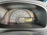 スピードメーターもシンプルで見やすいです。