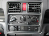 直感的に操作ができる【マニュアルエアコン】♪各機能の切り替えボタンは運転席前方の手の届きやすい場所に配置してあります。