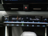 左右独立温度コントロールフルオートエアコンです。運転席、助手席それぞれで独立して温度設定ができます。冷え性の方が乗っても安心ですね♪