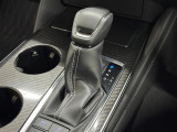 【フロアシフト】直感的な操作性や手に取りやすいレバー位置が特徴です。MTモードはエンジンブレーキやパワフルな加速を要する際など様々なケースで活躍。
