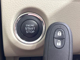 【キーレススタートシステム】カバンやポケットに入れたままでもドアの施錠・解錠が可能なスマートキーを装備。エンジンのオン・オフ時もカギを取り出す必要が無いからとっても便利です♪