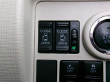 両側電動スライドドアを装備しています。狭い駐車場でも安全に開閉でき、さらに間口が広く乗り降りもし易いですよ。